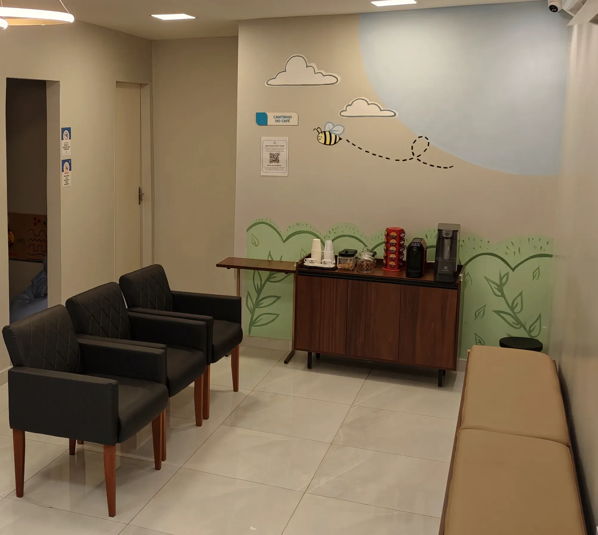 Sala de espera da Progride Manaus, com poltronas e cantinho do café